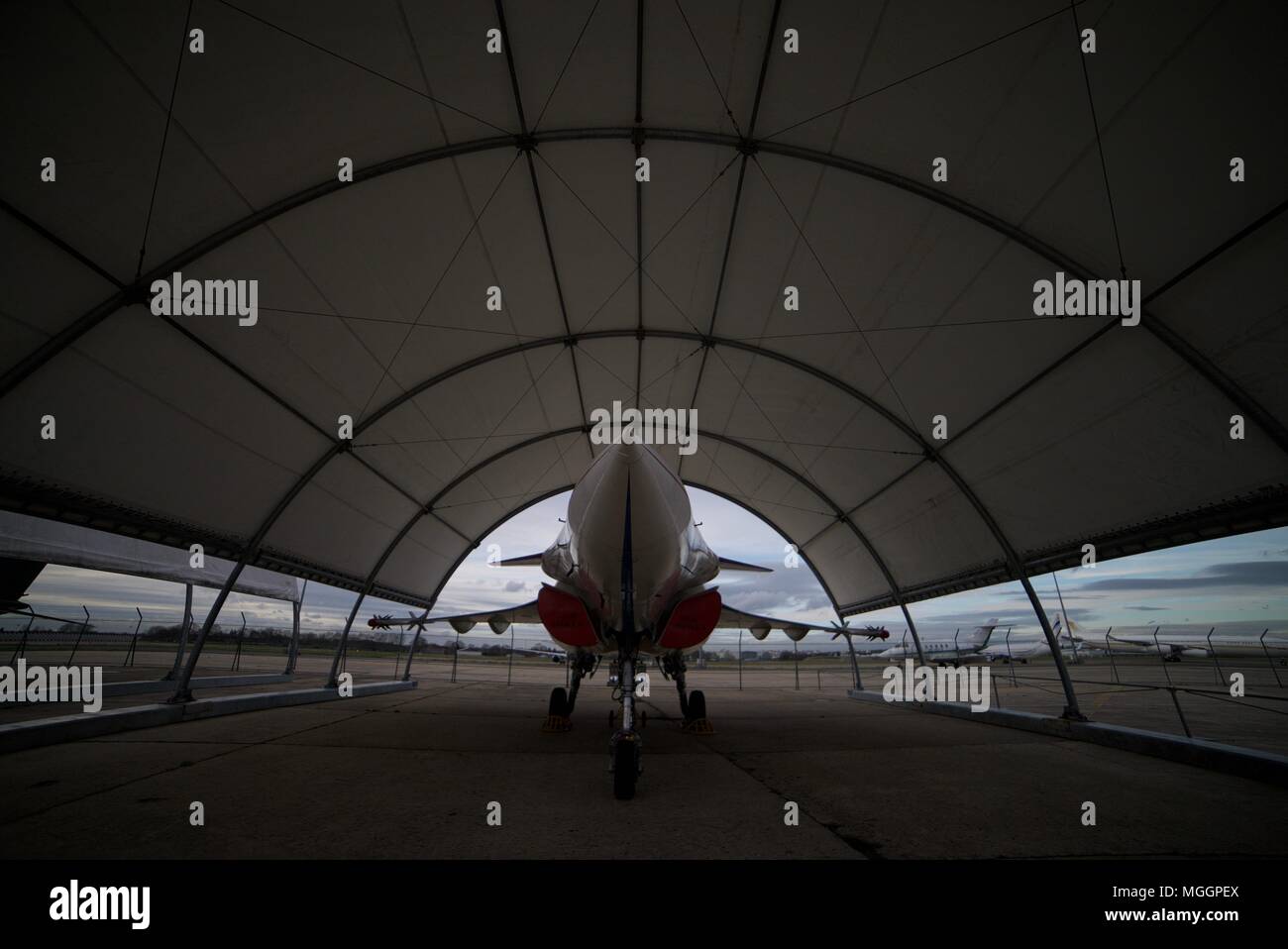 Fighter Jet in einem Hangar, Flugzeug im Hangar, Silhouette von Flugzeug im Hangar am Musée de l'Air et de L'Espace, Le Bourget, Aubervilliers, Frankreich. Stockfoto