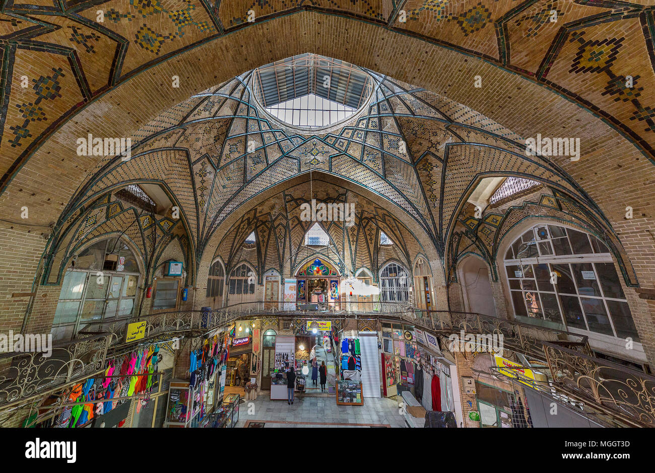 Historischer Basar, der traditionelle persische Architektur widerspiegelt, in Teheran, Iran Stockfoto