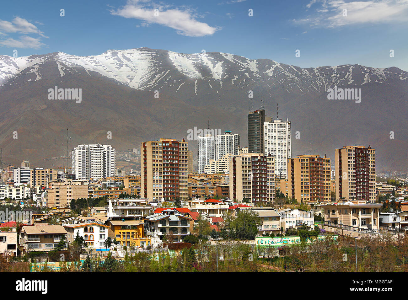 Skyline von Teheran, Iran mit Hochhäusern vor schneebedeckten Bergen. Stockfoto