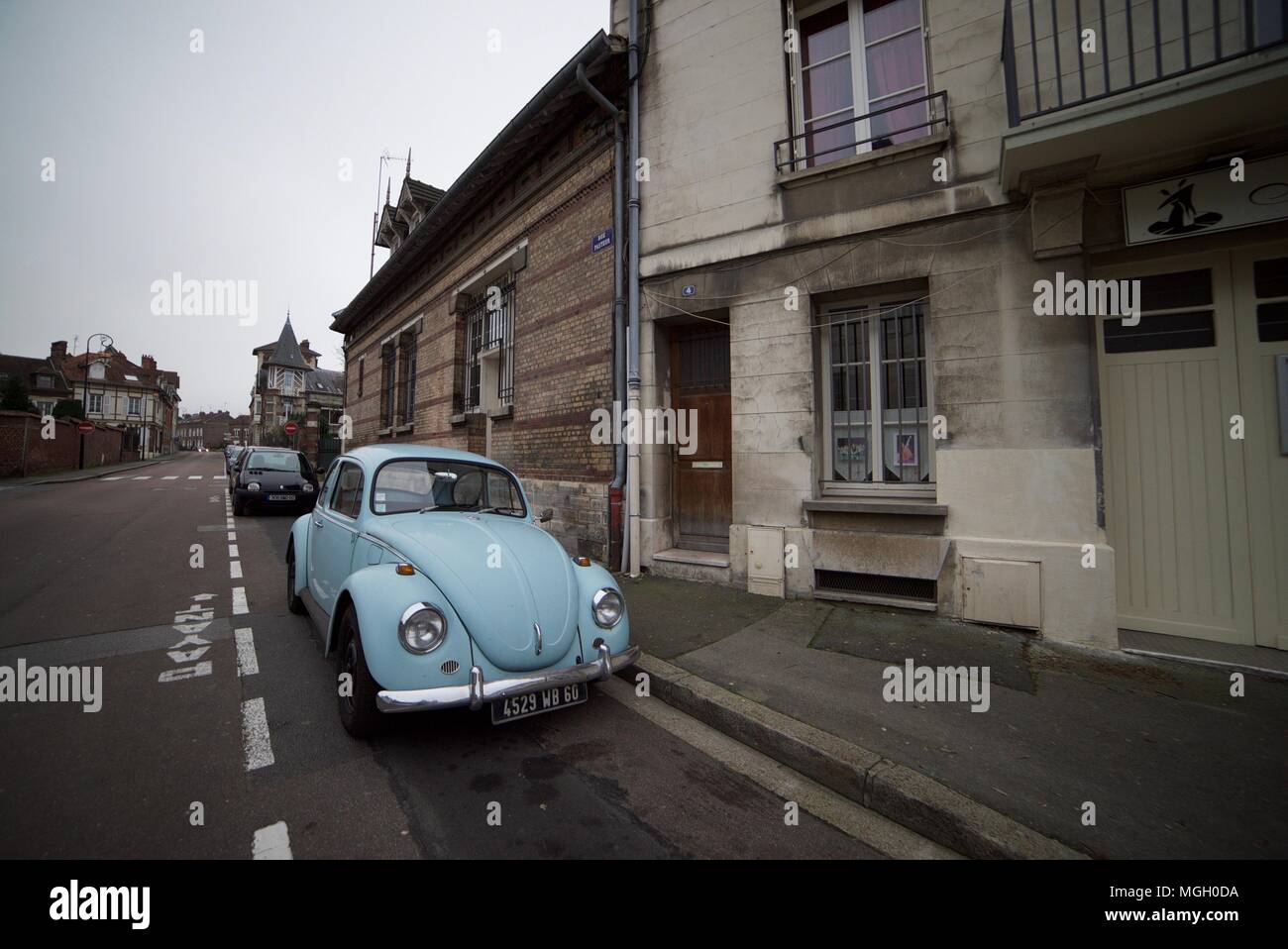 1960 Hellblau Volkswagen Käfer bis geparkt auf einem alten Straße in Paris (Käfer auf der Straße geparkt) Stockfoto