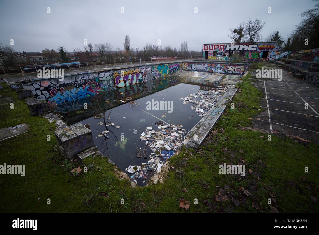 Historische verlassene Schwimmbäder in Compiegne, Frankreich. Die alten Bäder haben dem Verfall überlassen worden und Graffiti zu sammeln. Stockfoto