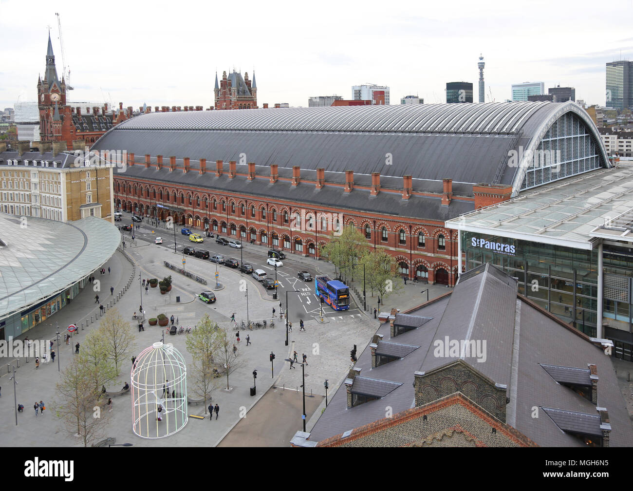 Hohe Aussicht auf die St. Pancras Station, London. Zeigt alte Station (Mitte) neue Erweiterung (rechts) & neue Kings Cross Bahnhofshalle und Piazza (Center & Links) Stockfoto