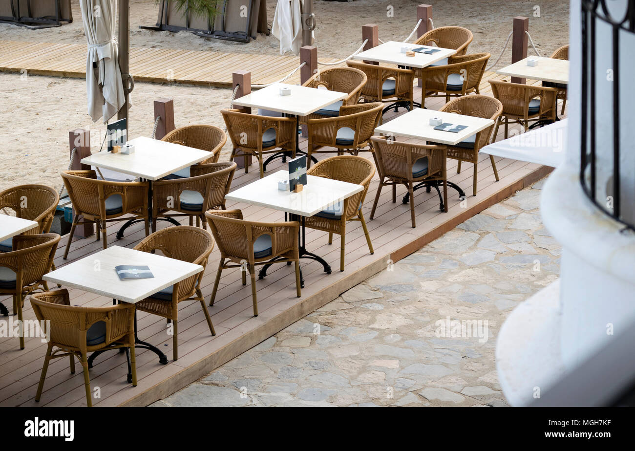 Porto Pollensa, Mallorca, Spanien. 2018. Beachside Tische und Stühle für das Frühstück in einem frühen Morgen Licht gesetzt. Stockfoto