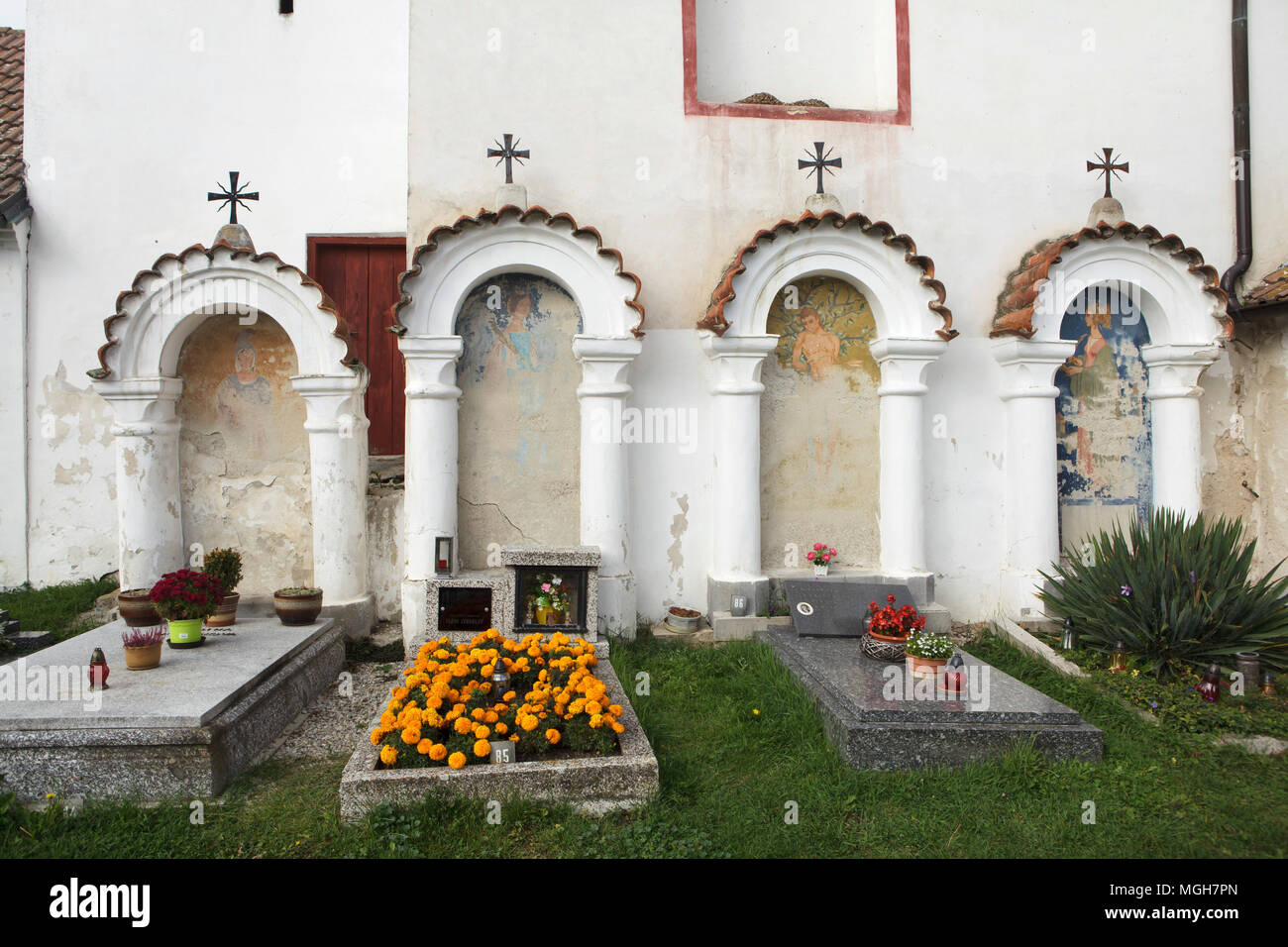 Beerdigung Kapellen mit Wandmalereien auf dem Dorffriedhof in Albrechtice nad Vltavou in Südböhmen, Tschechien. St. Longinus, Saint Margaret, Hl. Sebastian und der hl. Barbara sind wahrscheinlich in den Kapellen von links nach rechts dargestellt. Beerdigung Kapellen auf dem Friedhof an der Wand platziert wurden mit Wandmalereien in den 1840er Jahren von den lokalen Malers František Mikule mit Pfarrer Vít Cíza, der auch Gedichte für jedes Wandbild aus durchgeführt. Die Wandmalereien wurden mehrmals während des 19. und 20. Jahrhundert neu gestrichen und vollständig von dem Team unter der Leitung von Jitka Musilová in 2010-2013 restauriert. Stockfoto