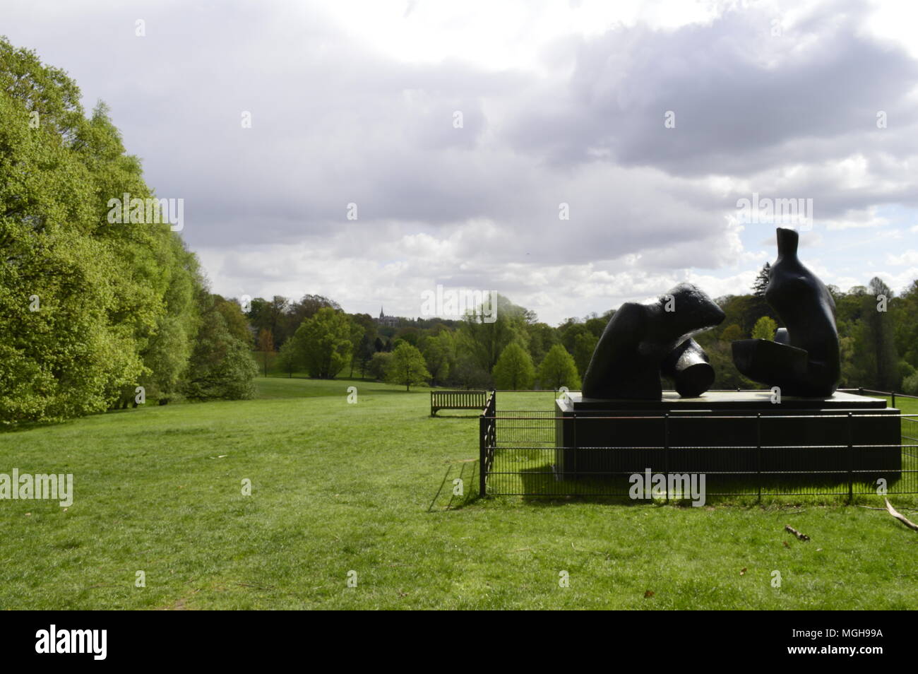 Henry Moore Skulptur namens zwei Stück liegende Abbildung in Hampstead Heath, London Uk. Stockfoto