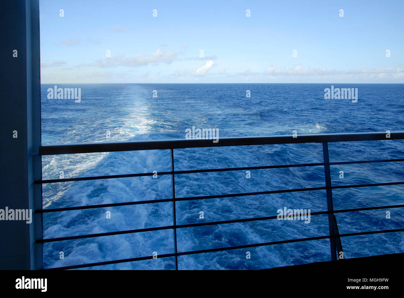 Blick über stern Schiene des Kreuzfahrtschiff am Meer, Karibik Stockfoto