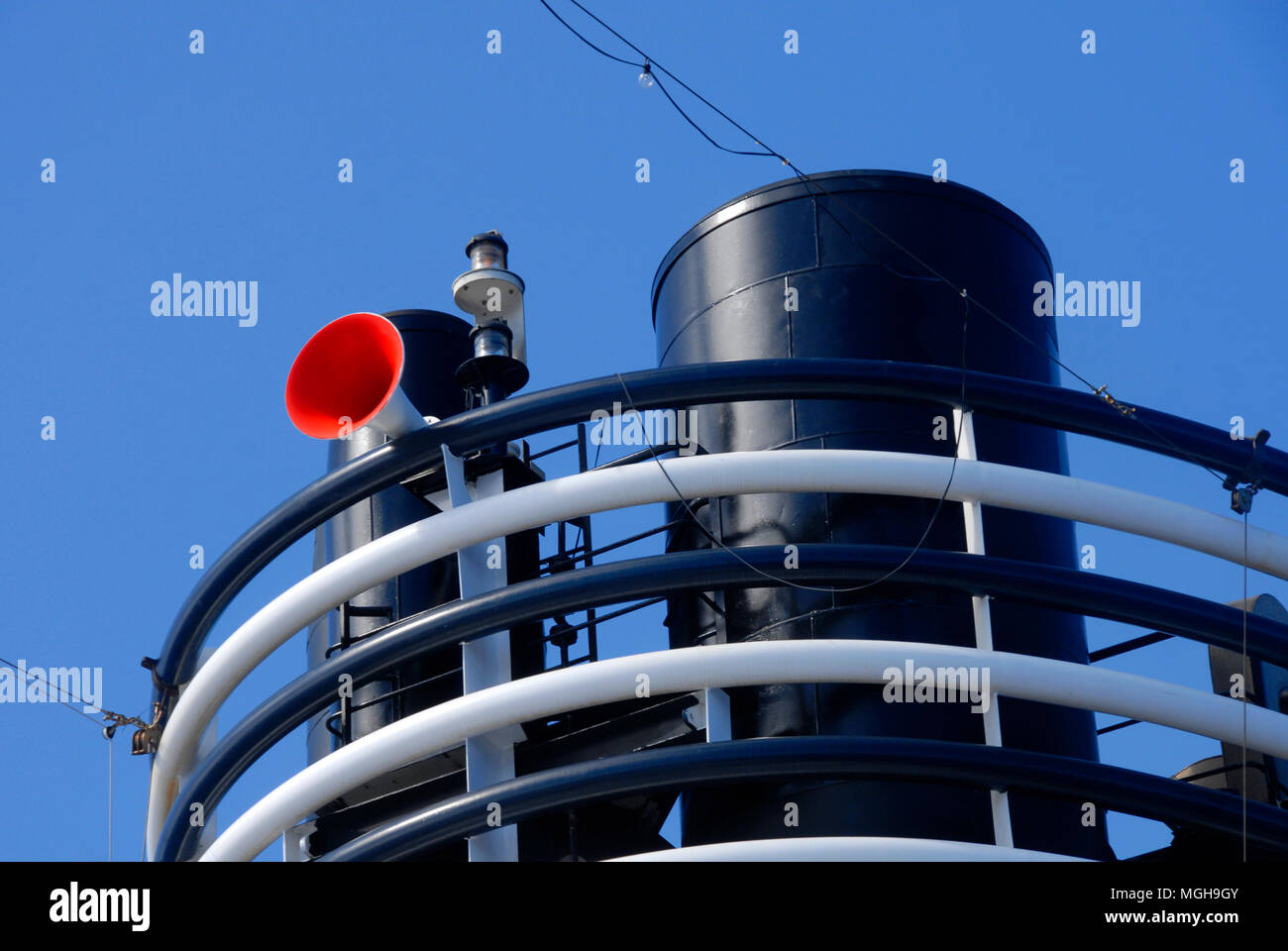 Schiff des Trichters und Horn Nebel auf See Stockfoto