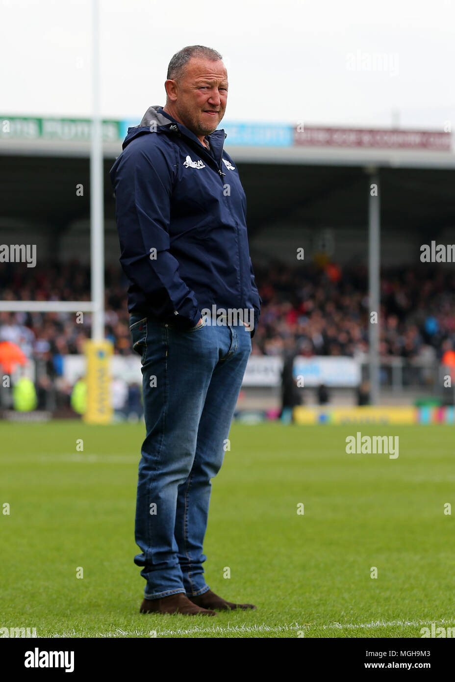 Verkauf Haifische Head Coach Steve Diamant Uhren Aufwärmen vor Kick off im Aviva Premiership Match am sandigen Park, Exeter. Stockfoto