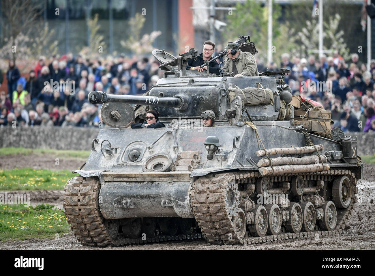 Ein M4A2(76) HVSS Sherman Tank fährt um den Panzerkurs im Tank Museum in Bovington, Dorset, während die Attraktion den "Tiger Day" veranstaltet, um den 75. Jahrestag der weltweit einzigen funktionierenden Tiger Tank-Gefangennahme im Jahr 1943 in der tunesischen Wüste zu begehen. Stockfoto