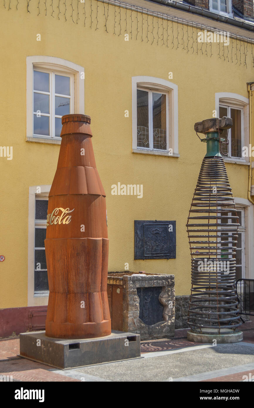 Zwei kommerzielle Flaschen Coca Cola Skulpturen in der Mitte der Stadt Luxemburg. Stockfoto