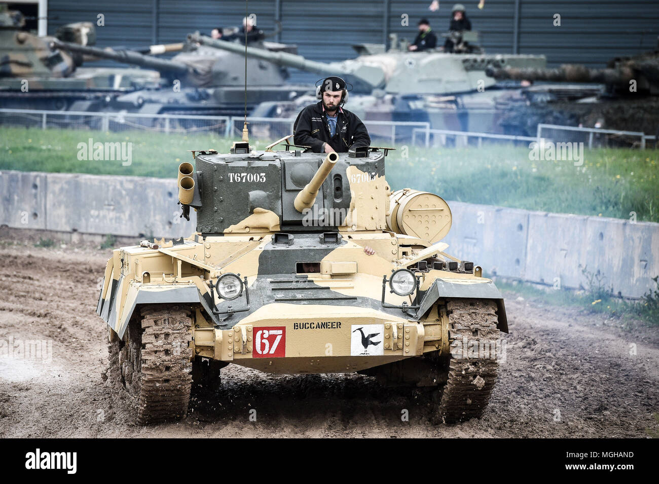 Ein Valentin Mark IX Tank T67003 fährt um den Panzerkurs im Tank Museum in Bovington, Dorset, während die Attraktion den „Tiger Day“ veranstaltet, um den 75. Jahrestag der Gefangennahme des weltweit einzigen funktionierenden Tiger Tanks im Jahr 1943 in der tunesischen Wüste zu begehen. Stockfoto