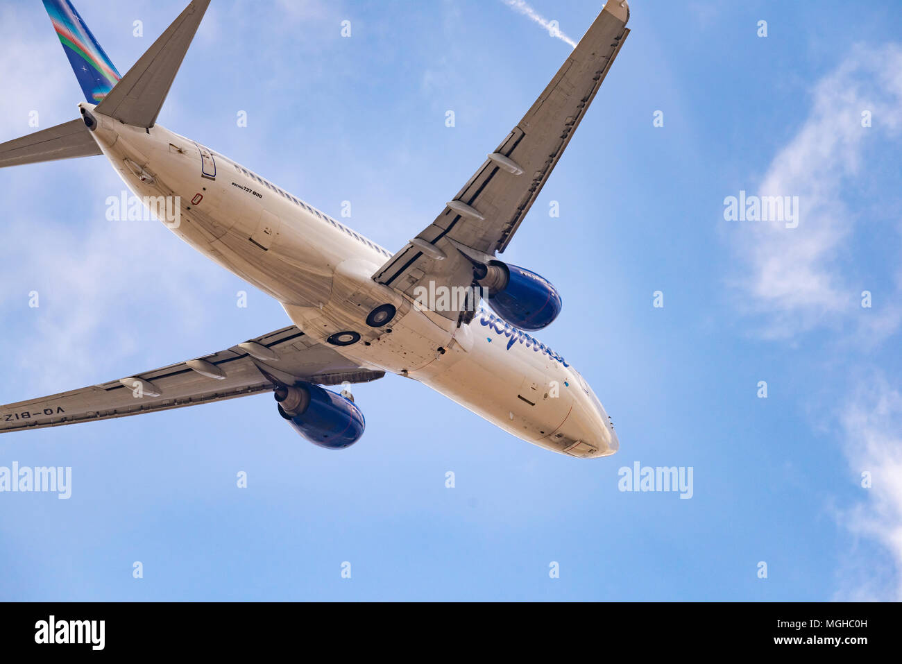 Nowosibirsk, Russland - 27. April 2018: Boeing 737-86 N VQ-BIZ Jakutien Airlines nach dem Start in Tolmachevo International Airport. Stockfoto