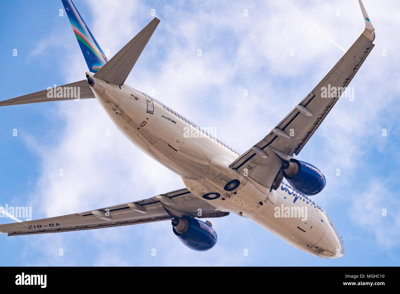 Nowosibirsk, Russland - 27. April 2018: Boeing 737-86 N VQ-BIZ Jakutien Airlines nach dem Start in Tolmachevo International Airport. Stockfoto