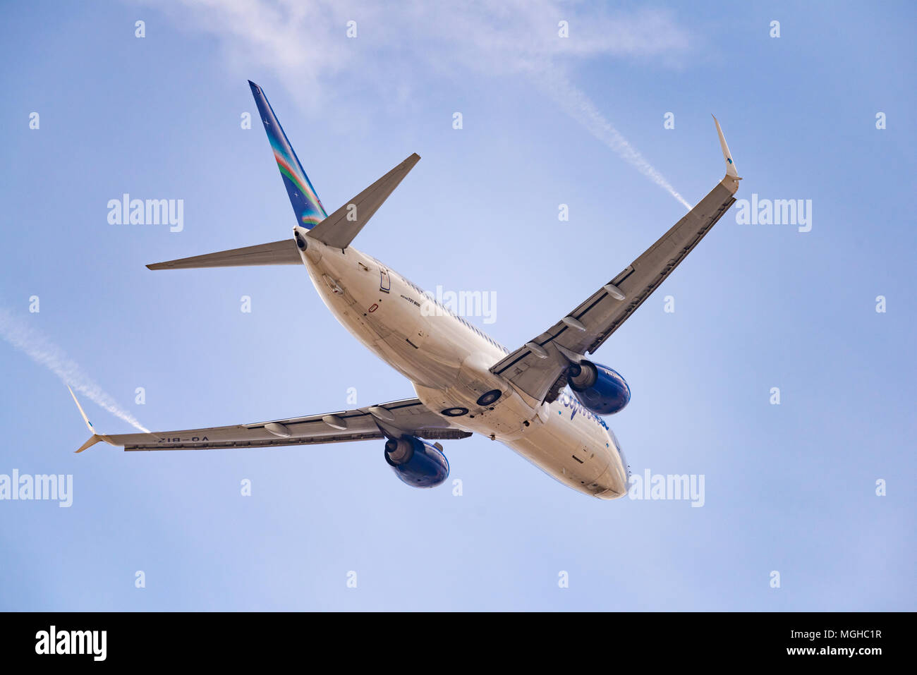 Nowosibirsk, Russland - 27. April 2018: Boeing 737-86 N VQ-BIZ Jakutien Airlines nach dem Start in Tolmachevo International Airport. Stockfoto