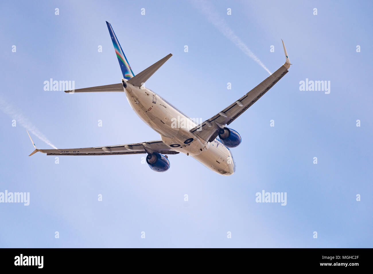 Nowosibirsk, Russland - 27. April 2018: Boeing 737-86 N VQ-BIZ Jakutien Airlines nach dem Start in Tolmachevo International Airport. Stockfoto