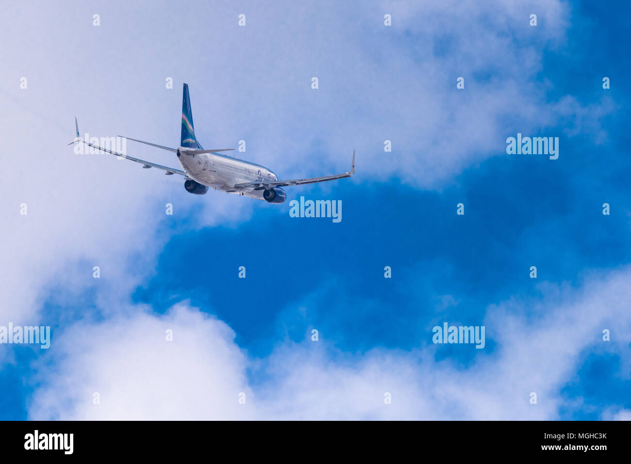 Nowosibirsk, Russland - 27. April 2018: Boeing 737-86 N VQ-BIZ Jakutien Airlines nach dem Start in Tolmachevo International Airport. Stockfoto