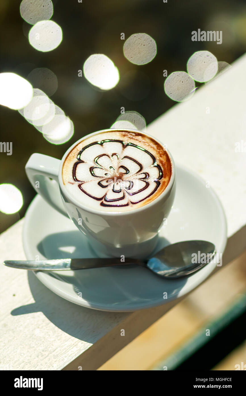 Heißer Kaffee Cappuccino in weißen Schale. Morgenkaffee. weiße Tasse Latte heißen Kaffee mit Blatt, Blumenmuster, latte Art Coffee Mug Stockfoto