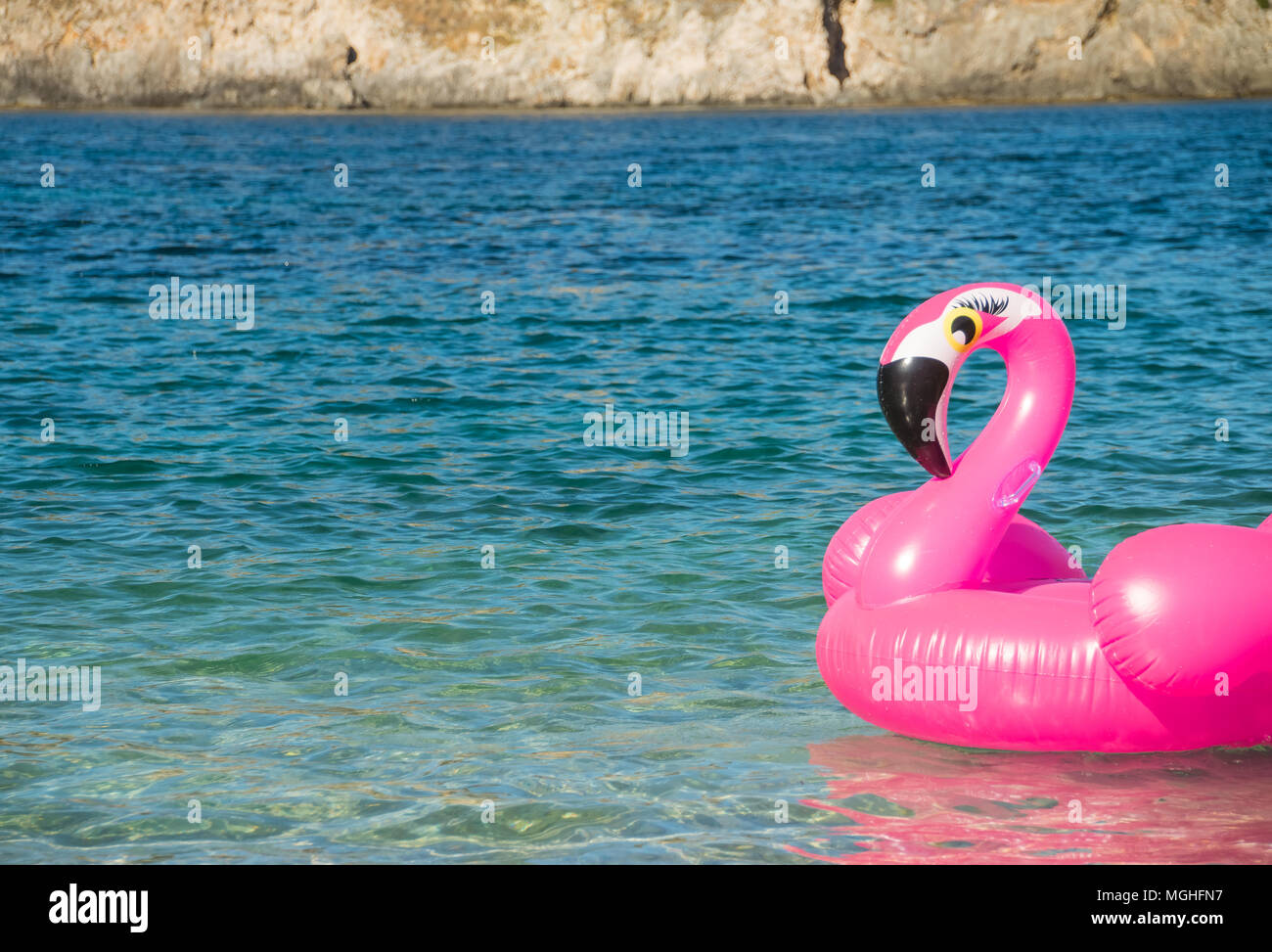 Ring in der Form eines rosa Flamingo schwimmen auf dem Wasser, in der Nähe vom Strand, Wasser Hintergrund. Fancy Schwimmring. Sommerurlaub. Entspannen Zeit Stockfoto