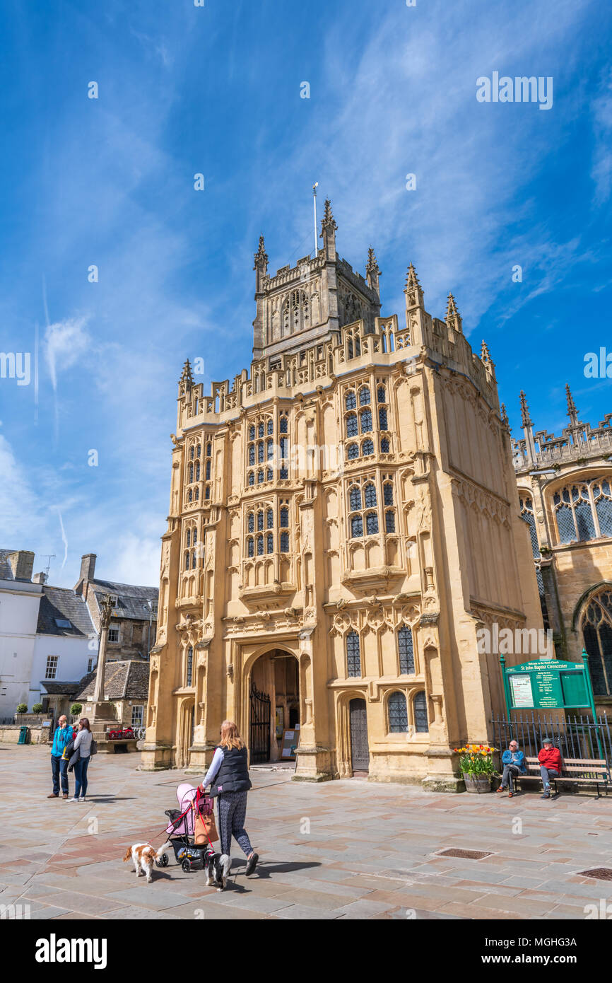 Die Pfarrkirche St. Johannes der Täufer leuchtet am Nachmittag Sonnenschein an einem schönen Frühlingstag in der alten römischen Stadt Cirencester (Corinium Stockfoto