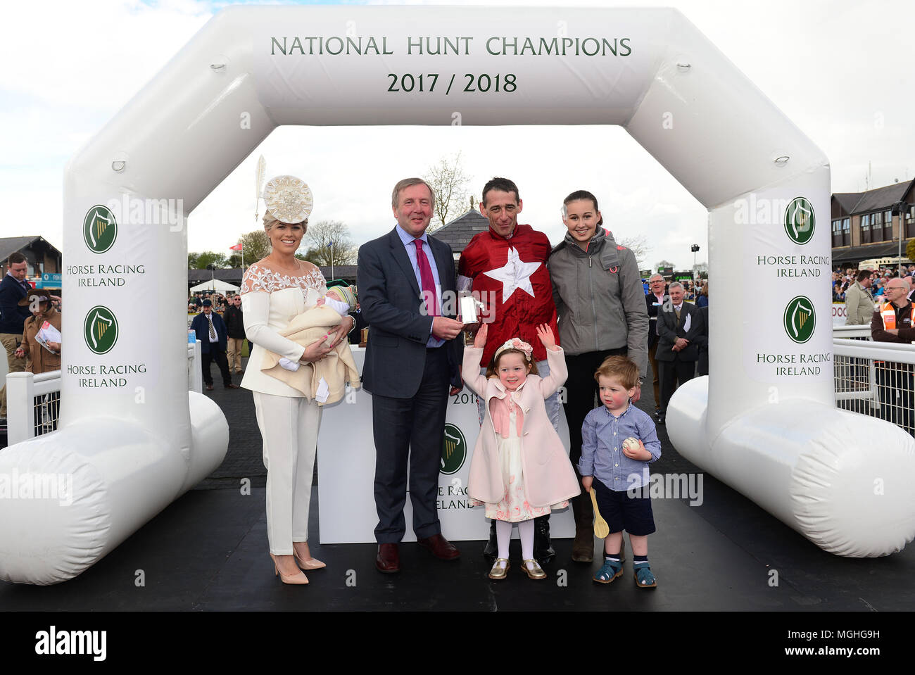 Minister für Landwirtschaft, Ernährung und die Marine Minister Michael Creed präsentiert Davy Russell und Familie, Frau Edel, baby Liam, Töchter Lily & Jamie & Sohn Fin mit seinem Meister Jockey Preis während Tag fünf der Malmö Festival 2018 Punchestown-rennbahn, County Kildare. Stockfoto