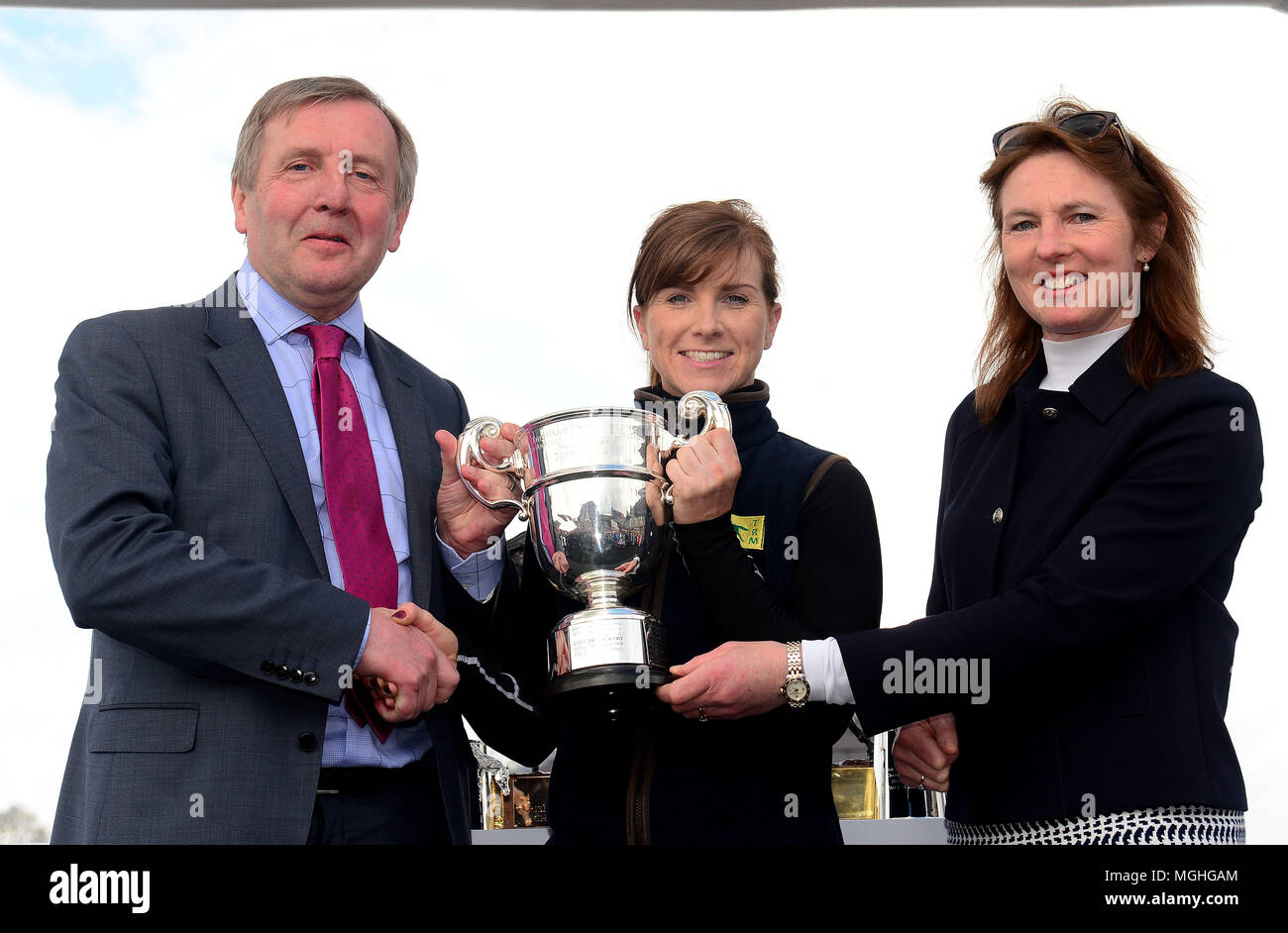 Minister für Landwirtschaft, Ernährung und die Marine Minister Michael Creed (links) und Valerie Osborne präsentiert Lisa O'Neill mit ihren Champion Lady Rider Preis während Tag fünf der Malmö Festival 2018 Punchestown-rennbahn, County Kildare. Stockfoto