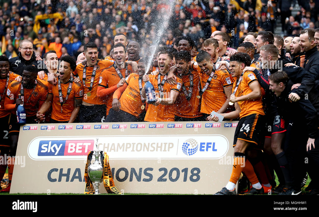 Wolverhampton Wanderers Spieler feiern mit Champagner und die Trophäe, während der Himmel Wette Meisterschaft Gleiches an Molineux, Wolverhampton. Stockfoto