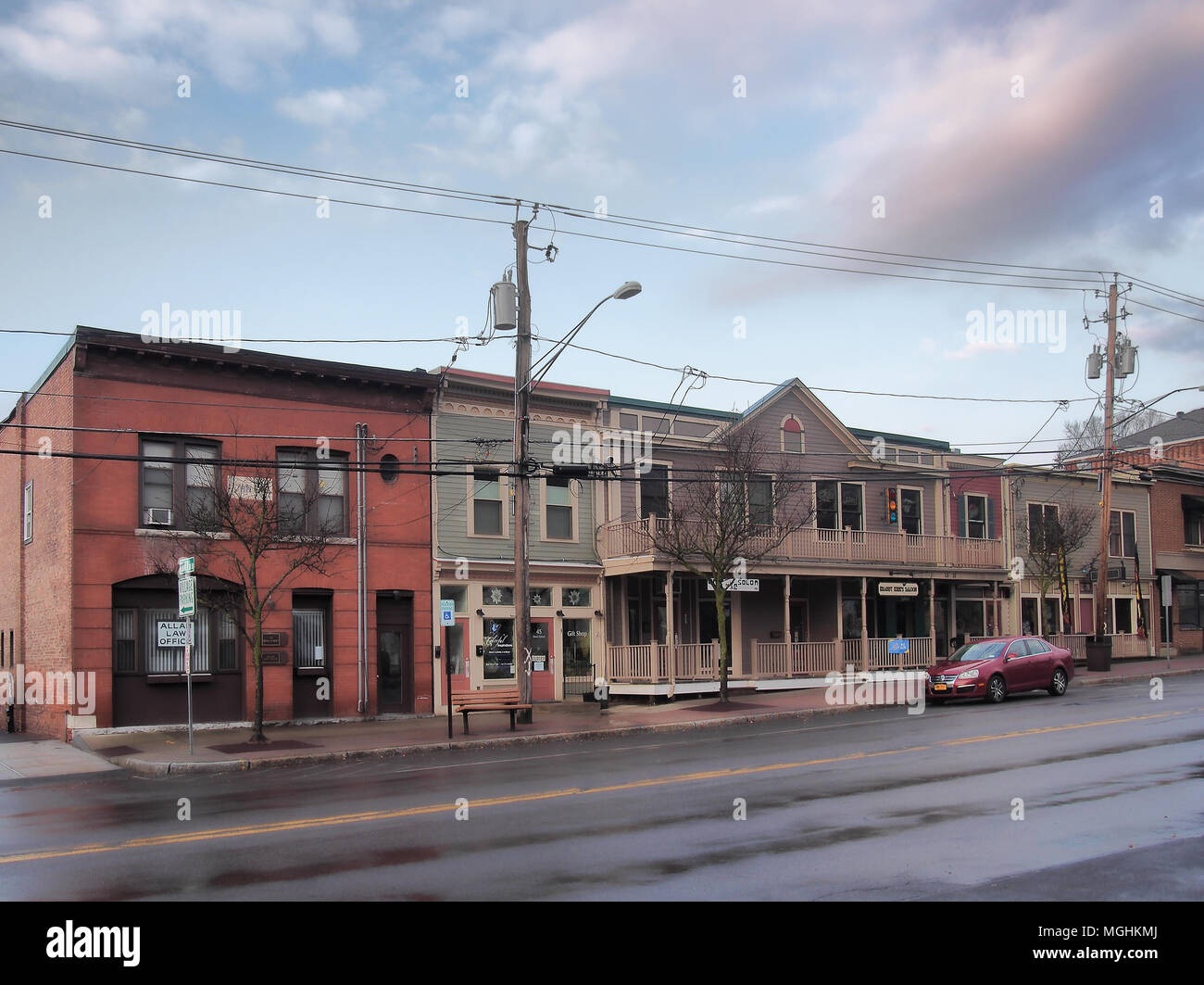 Camillus, New York, USA. April 28, 2018. Kleine Stadt von Camillus, NY, in New York, am frühen Morgen nach einem Regenschauer Stockfoto