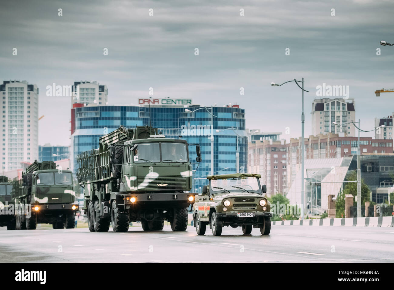 Belarus, Minsk. Verkehr - Laden der Maschine Volat Verschieben entlang der Straße während der Ausbildung vor der Feier des nationalen Feiertag - Tag der Unabhängigkeit von Belar Stockfoto