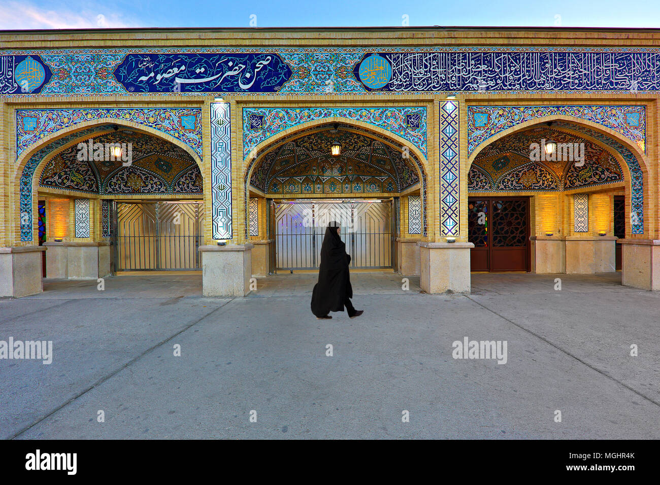 Iranische Frau zu Fuß durch die alten gewölbten Wand der Heiligen Schrein von Shah Ceragh, in Shiraz, Iran. Stockfoto