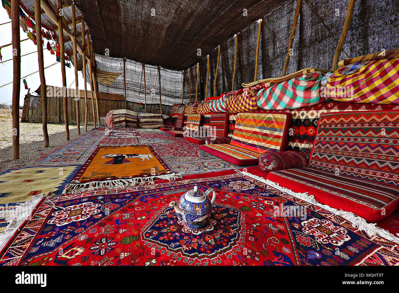 Farbenprächtiges Nomadenzelt iranischer Nomaden, im Iran als Qashqai bekannt. Stockfoto