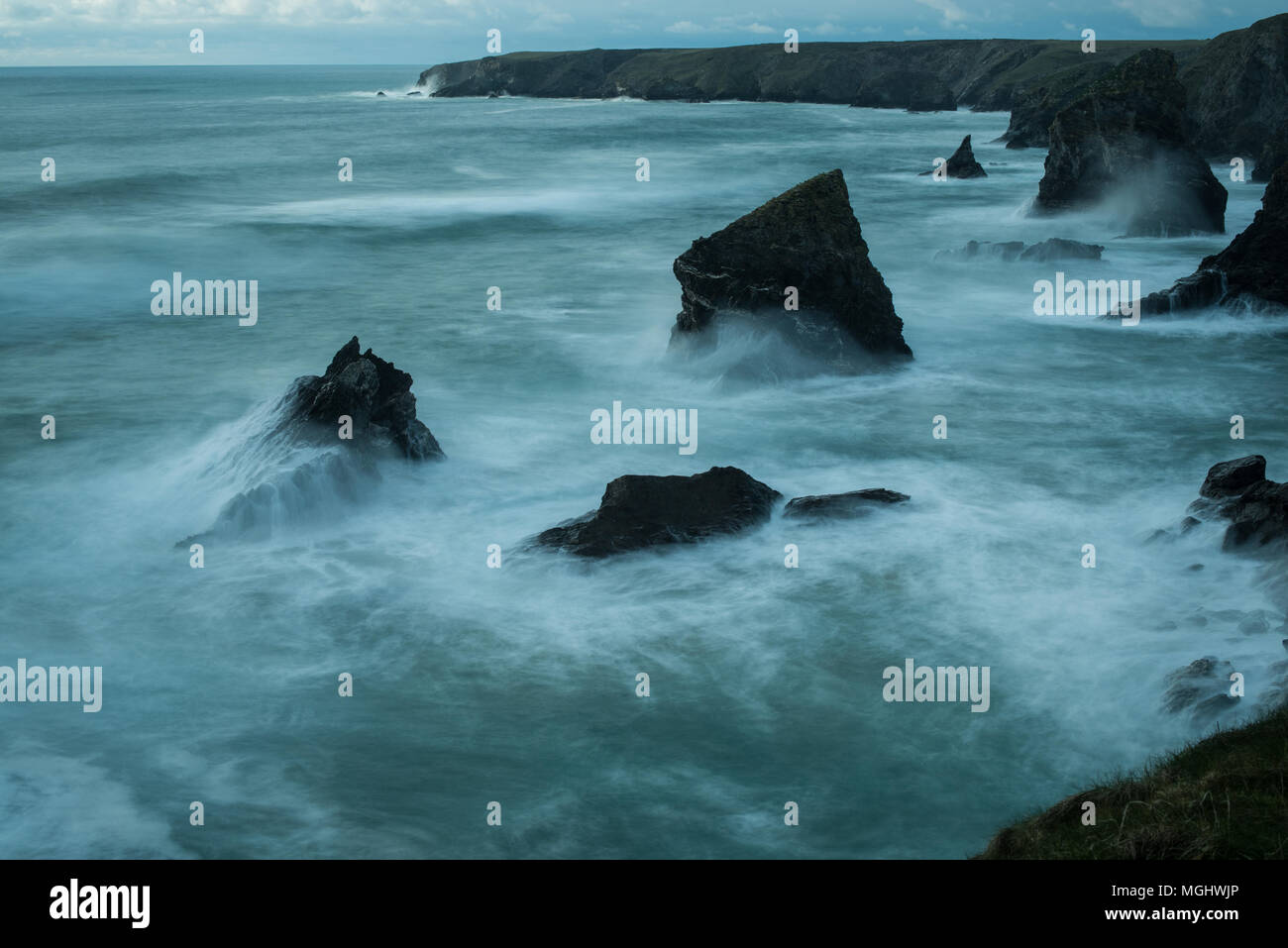 Geisterhafte Wellen auf die Felsen am Bedruthan, North Cornwall brechen Stockfoto