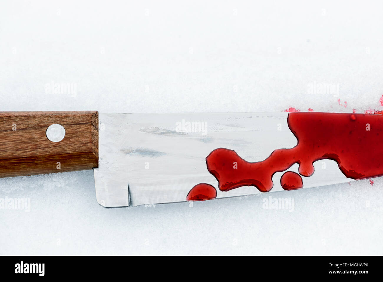 Scharfe metall Messer Kante verwendet als heftiger Mordwaffe mit Blut Tropfen auf einem weißen Schnee Hintergrund. Blade abgedeckt, die Gewalt mit Kopie Raum Stockfoto