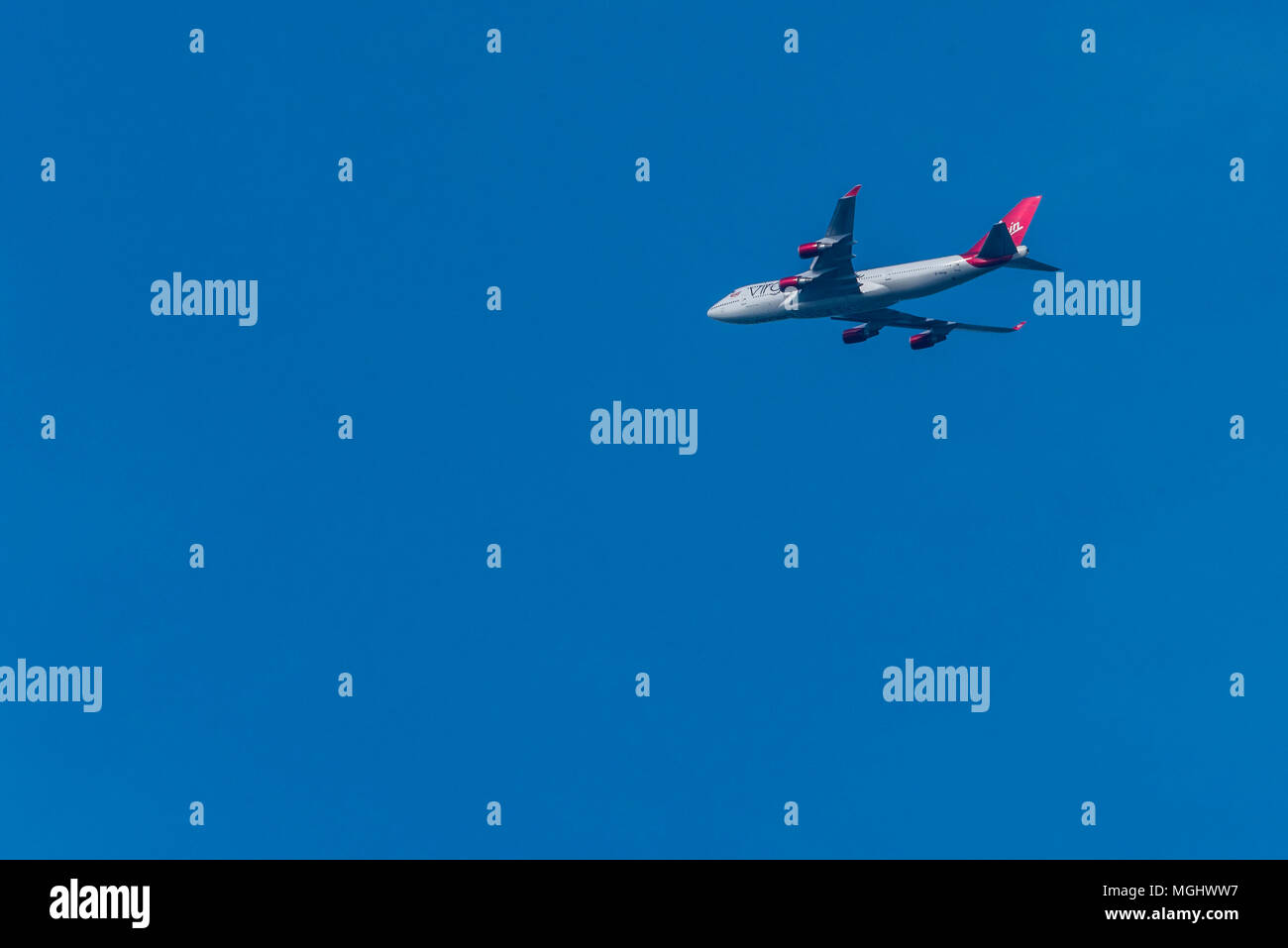 Virgin Atlantic Jumbo Jet Boeing 747 Big blue sky Stockfoto