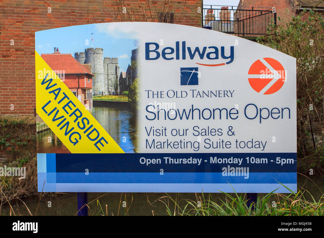 Bellway Häuser, Zeichen, Showhome öffnen, auf der Seite des Flusses Stour, Canterbury, Kent Stockfoto