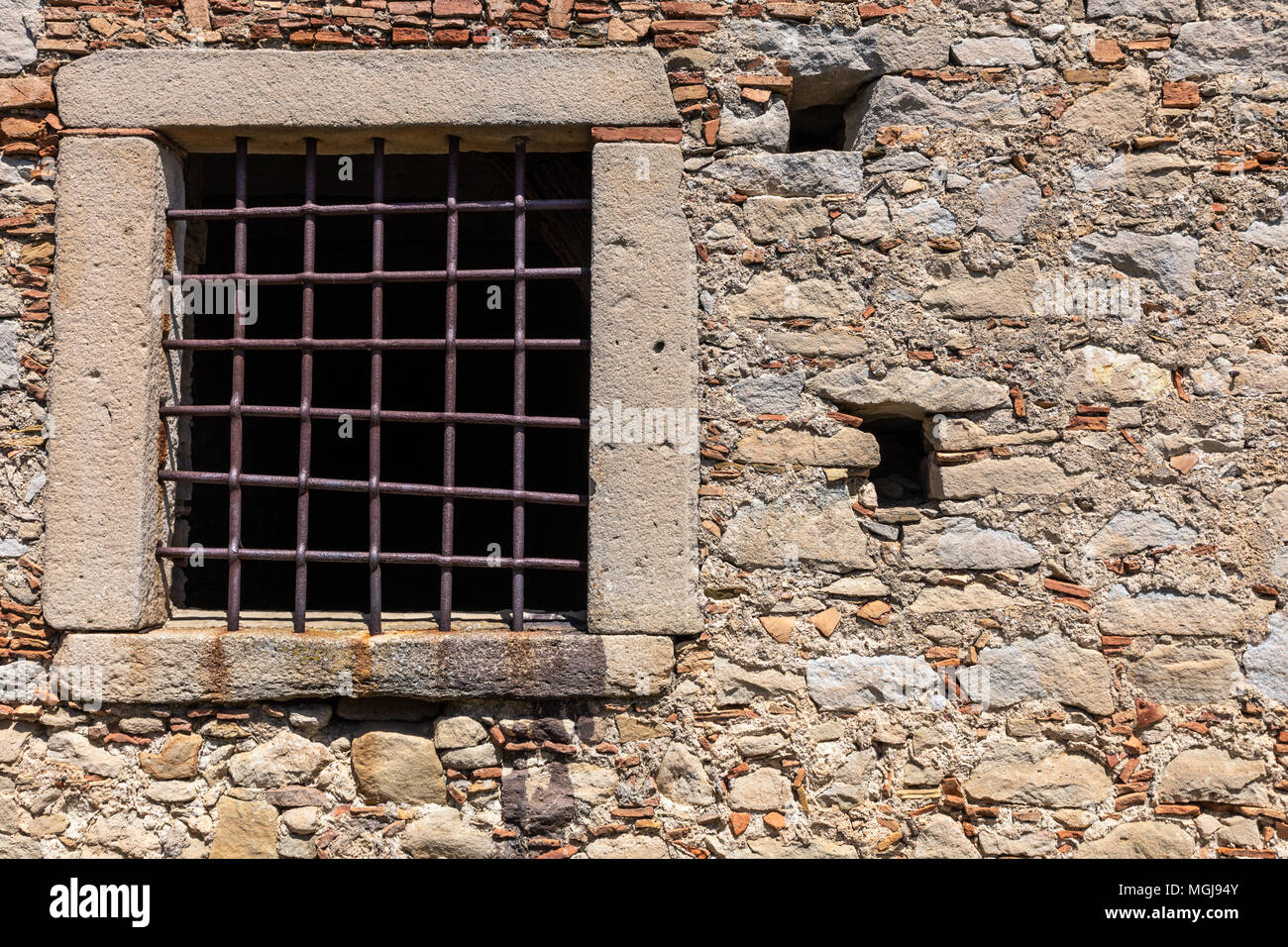 Das Fenster Mit Schmiedeeisernen Gittern Auf Mauer Aus Stein Fur