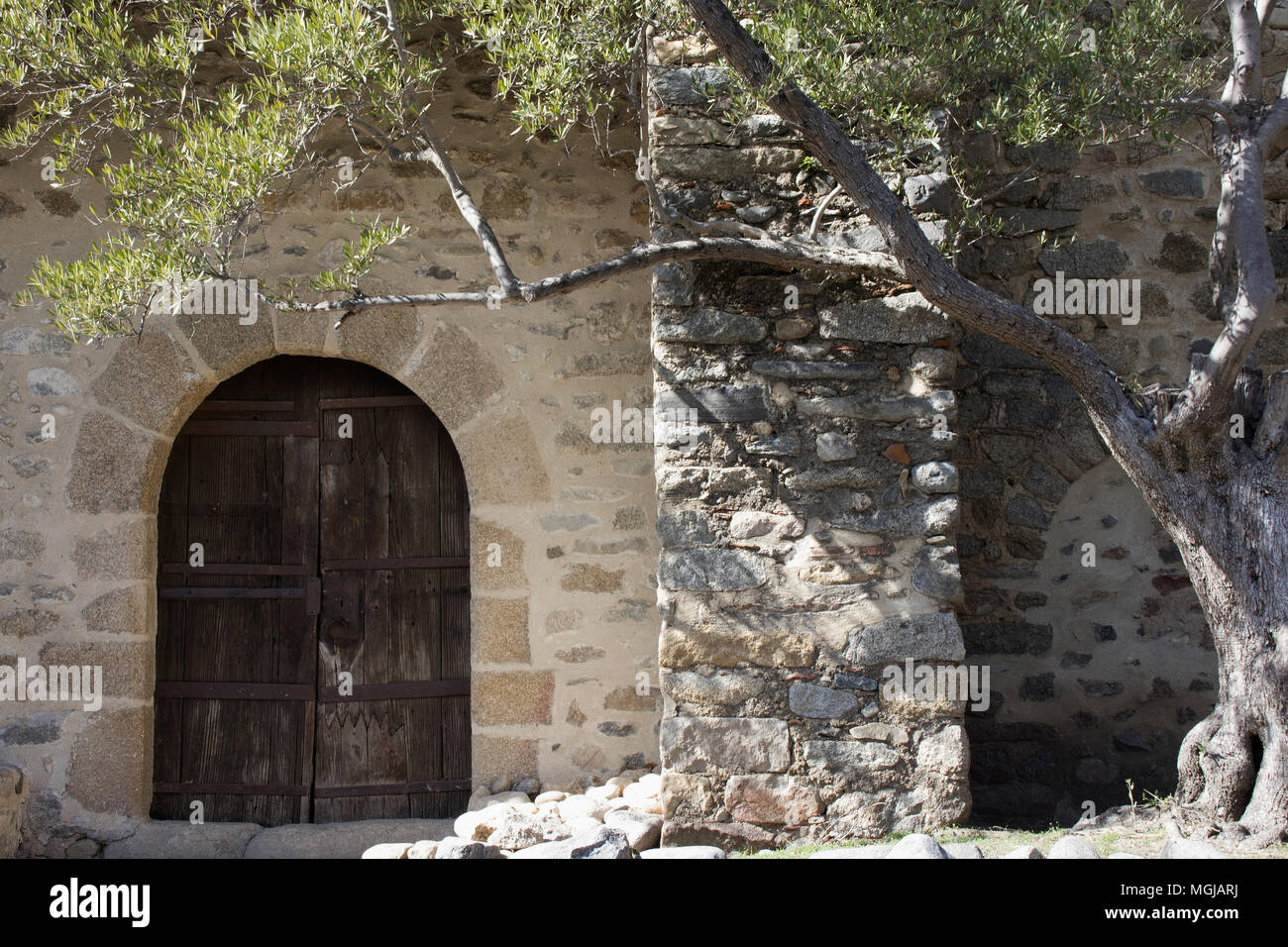 Die Tür des Chapelle de Casenoves, eine sehr kleine, alte ruiniert katalanischen Dorf, im Mittelalter, um 1644 aufgegeben bewohnt Stockfoto