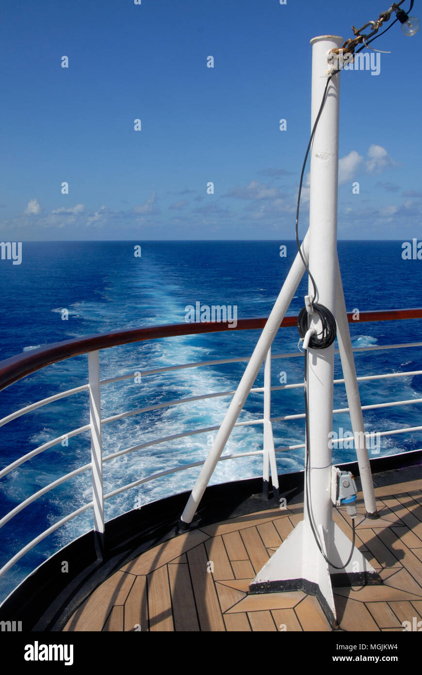 Blick über stern Schiene des Kreuzfahrtschiff am Meer, Karibik Stockfoto
