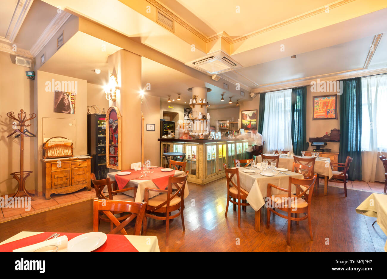 Moskau - AUGUST 2014: Innenraum des Restaurants ist die Heimat der ... Moskau - AUGUST 2014: Innenraum des Restaurants ist die Heimat der ...