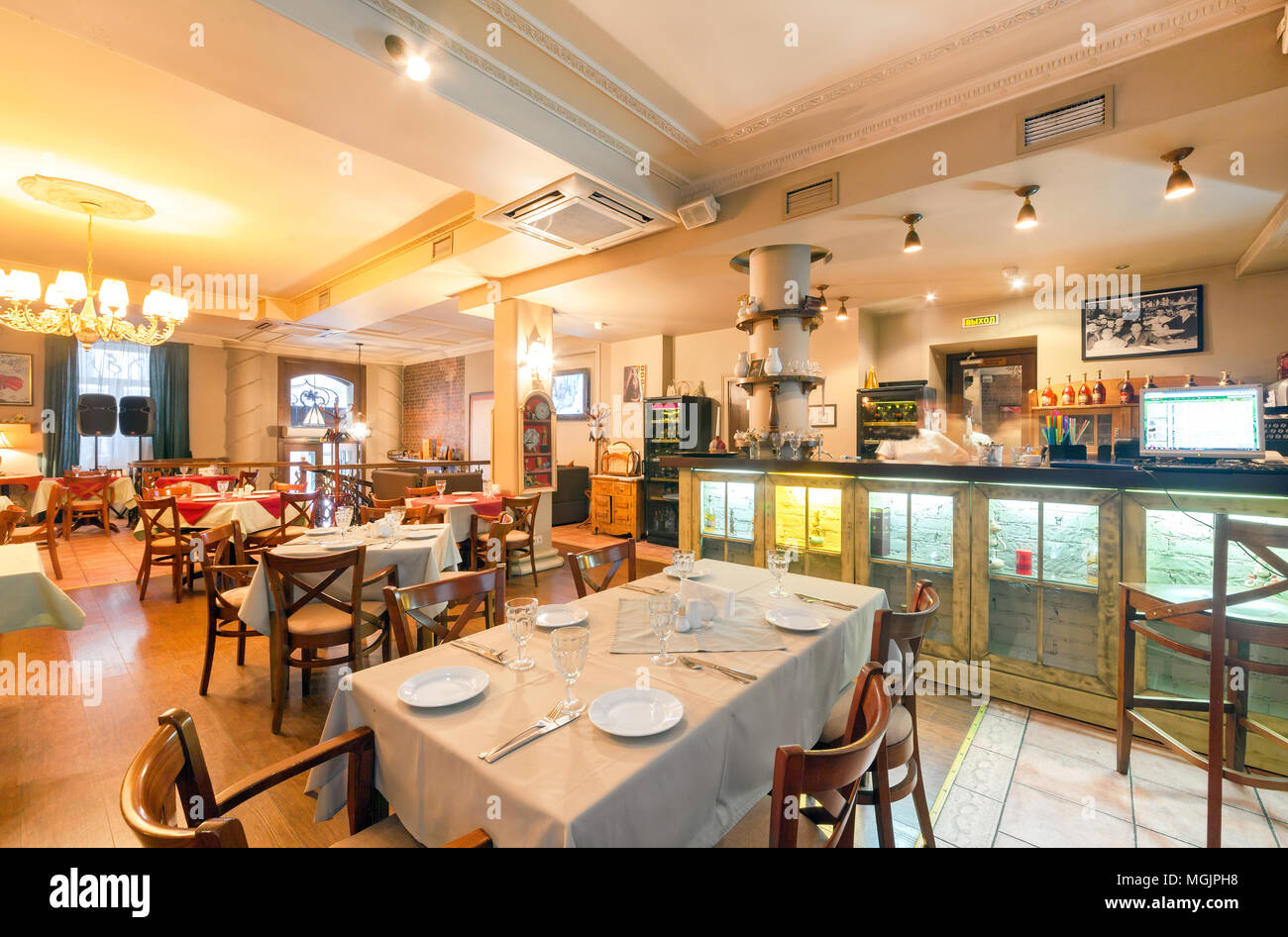Moskau - AUGUST 2014: Innenraum des Restaurants ist die Heimat der ... Moskau - AUGUST 2014: Innenraum des Restaurants ist die Heimat der ...