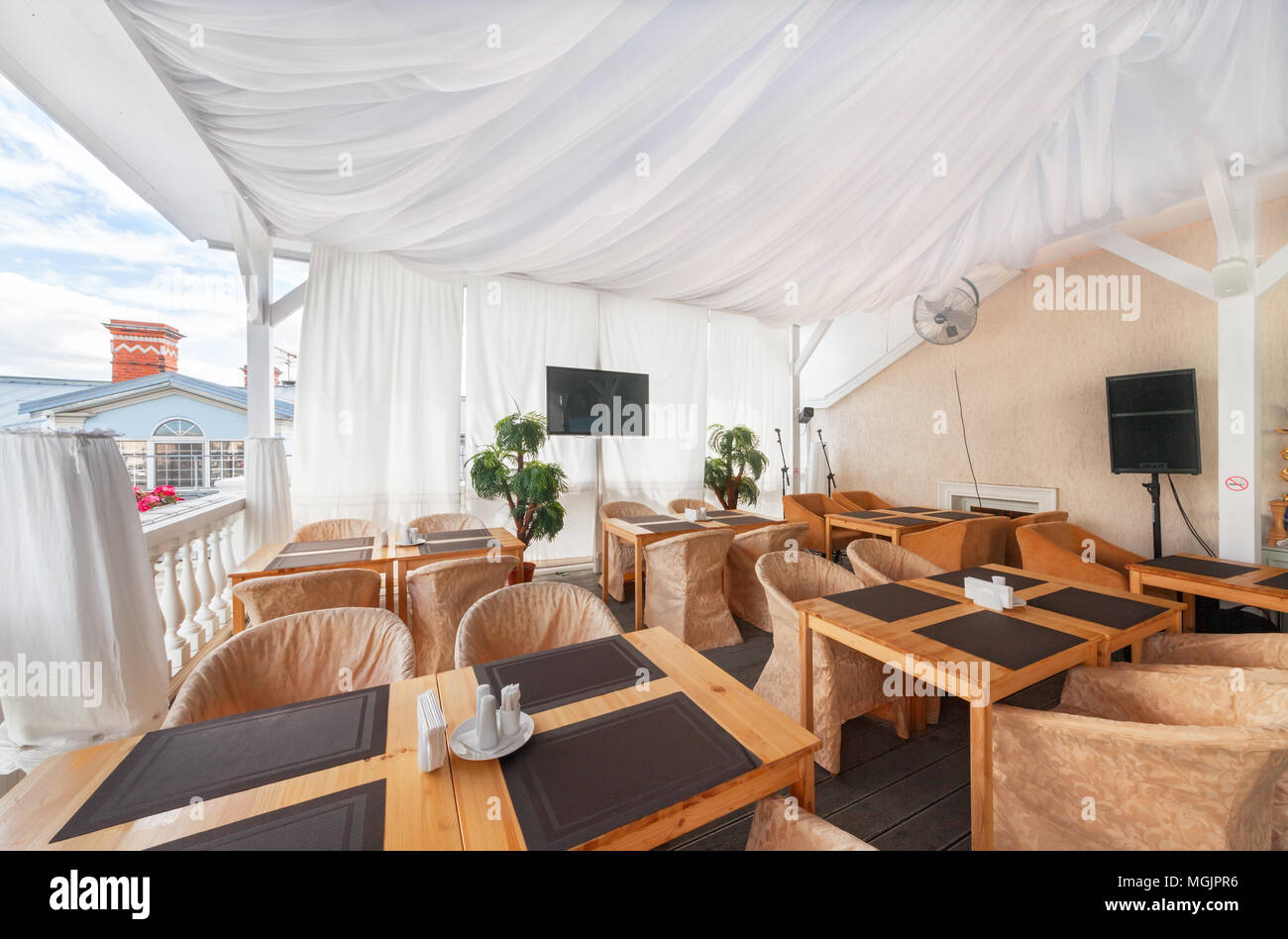 Moskau - AUGUST 2014: Das Interieur des Restaurants 'IBERIA HAUS'. Die Veranda unter dem Zelt auf der oberen Ebene des Restaurant Stockfoto