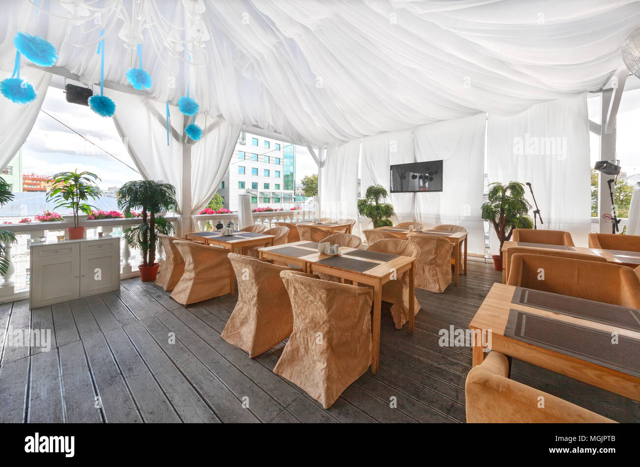 Moskau - AUGUST 2014: Das Interieur des Restaurants 'IBERIA HAUS'. Die Veranda unter dem Zelt auf der oberen Ebene des Restaurant Stockfoto