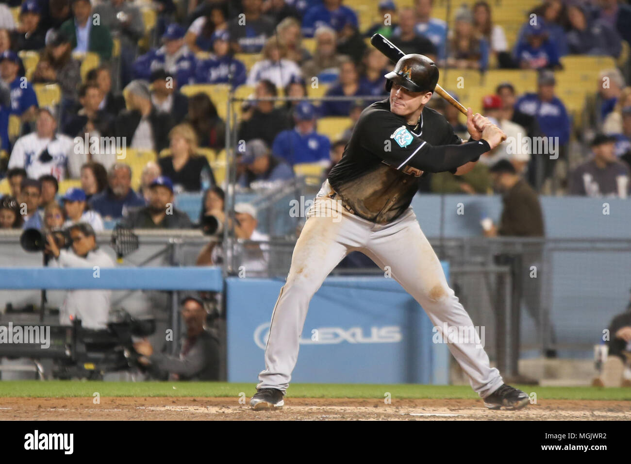 LOS ANGELES - Miami Marlins erste Basisspieler Justin Bour (41) wartet auf einen Pitch gegen die Los Angeles Dodgers am 24. April 2018 im Dodger Stadium. Stockfoto