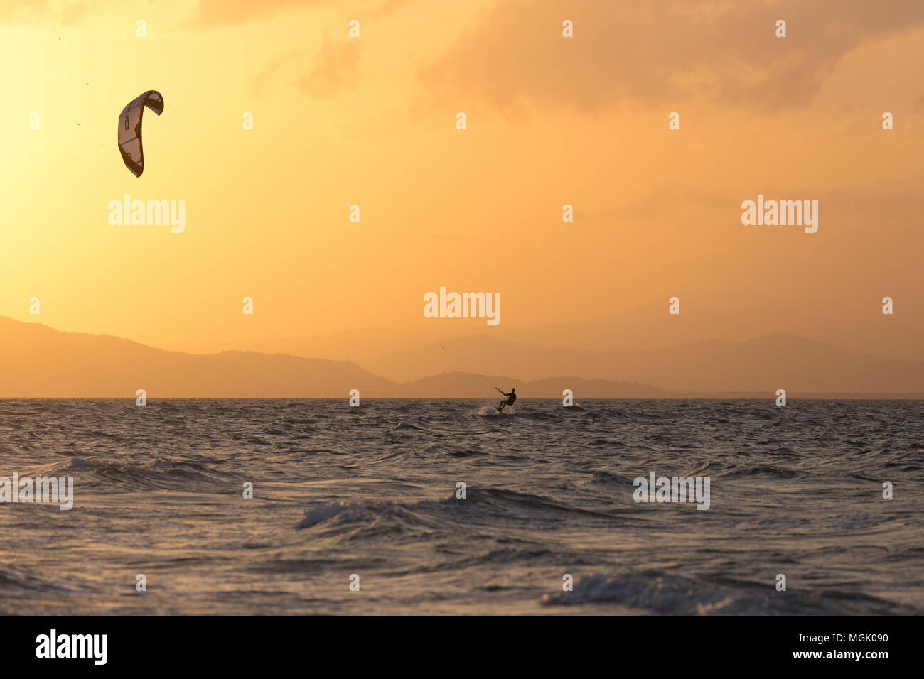 Kiteboarding in der Sonnenuntergang am Punta Chame, Panama Stockfoto