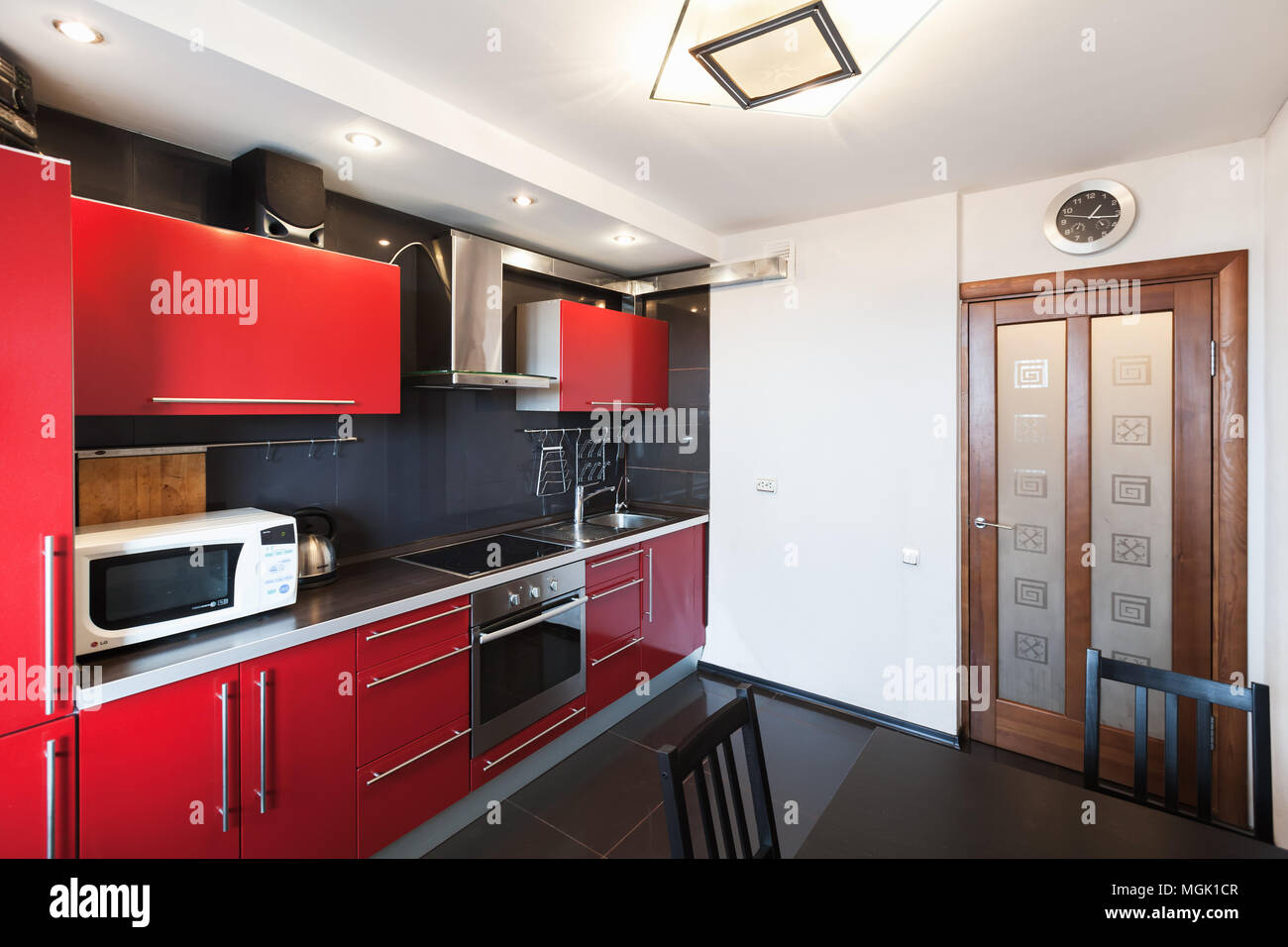 Moderne Küche Zimmer Interieur. Schwarz, Rot und Weiß Design, hölzerne Tür Stockfoto