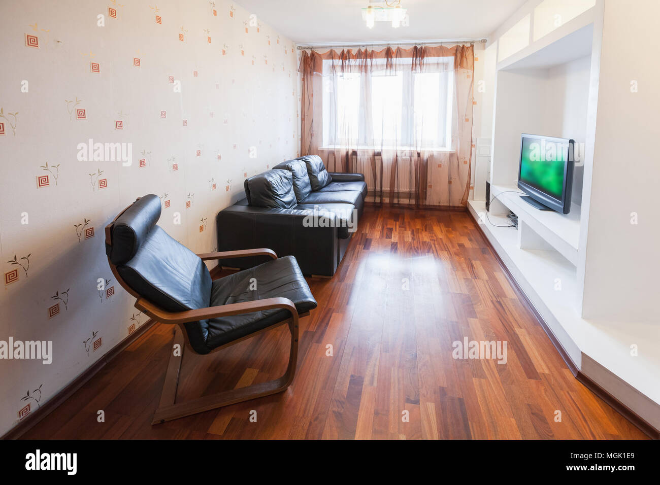 Leere modernes Wohnzimmer Innenbereich mit schwarzem Leder Stuhl, Sofa und Tv Stockfoto