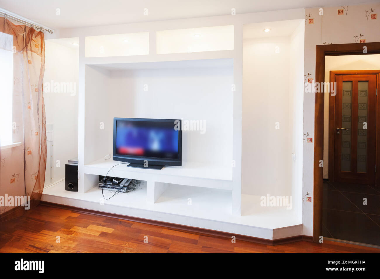 Leeren Wohnzimmer Innenbereich mit schwarzem Leder Stuhl, Sofa und Tv Stockfoto