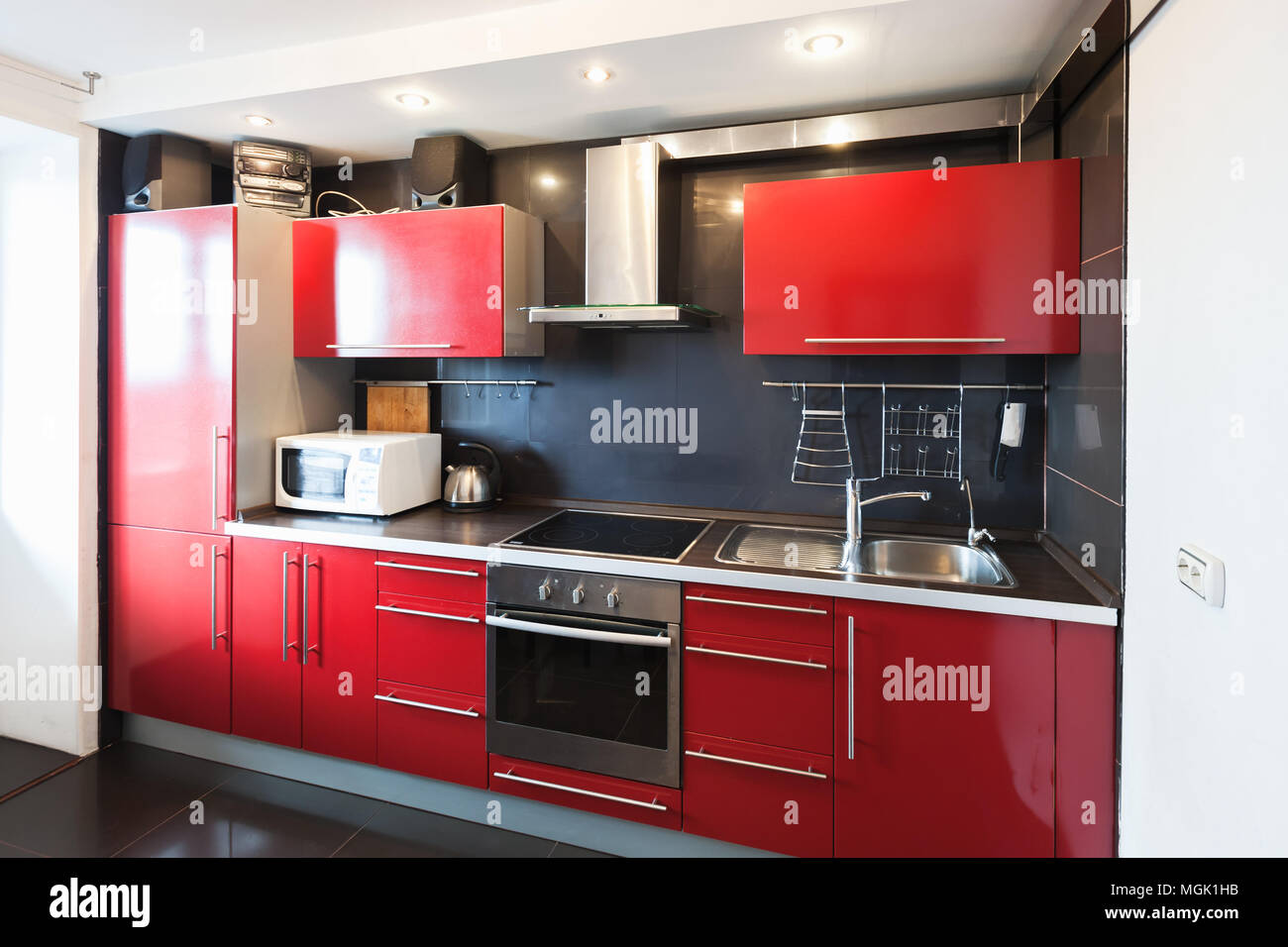 Moderne Küche Zimmer Interieur. Schwarz, Rot und Weiß design Stockfoto