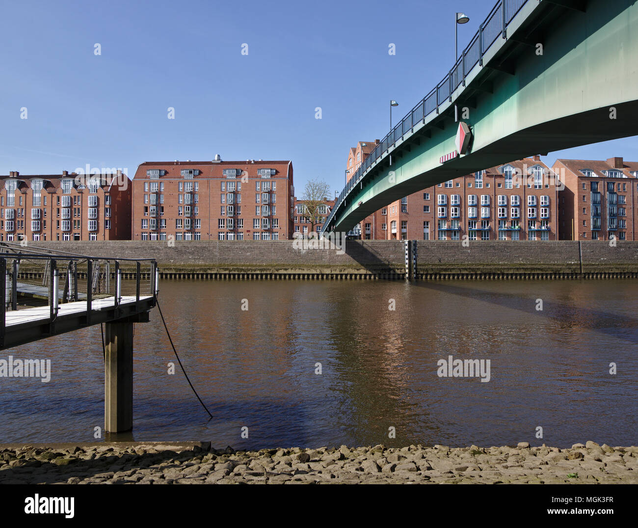 Bremen, Deutschland - 27. April 2018 - Fußgängerbrücke über die Weser verbindet das historische Bremen Schlachte Bezirk mit dem Teerhof peninsu Stockfoto