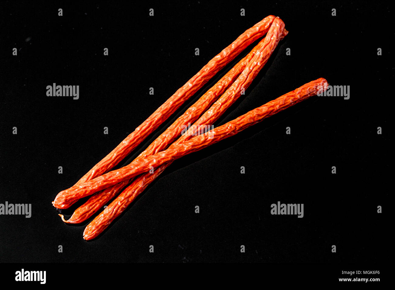 Lange dünne trockene Wurst aus Schweinefleisch Stockfoto