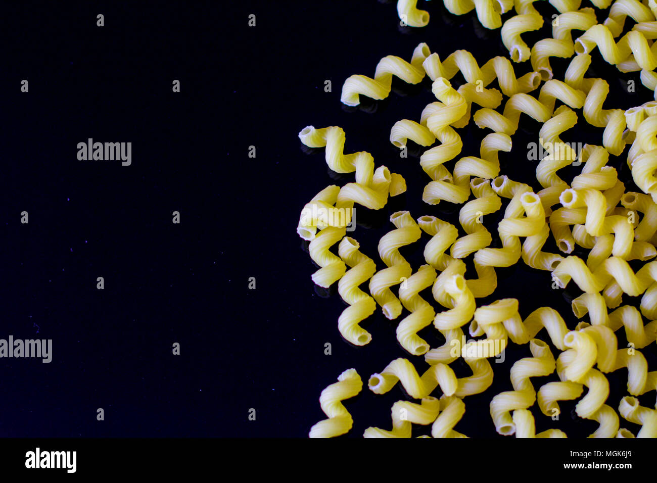 Cavatappi ist Makkaroni in einem schraubenförmigen Rohr geformt. Cavatappi ist das italienische Wort für Korkenzieher Stockfoto